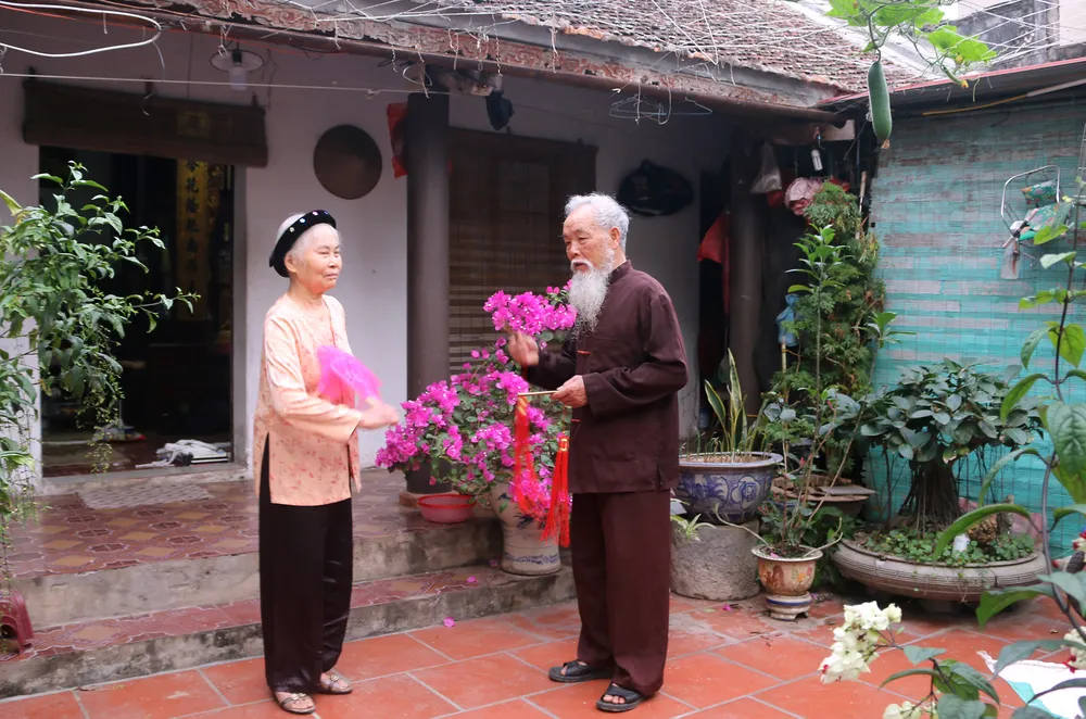 Cả đời gìn giữ câu hò ảnh 1