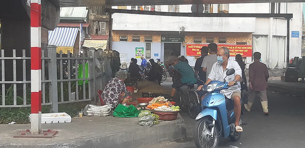 Vô tư chiếm dụng gầm cầu ảnh 1