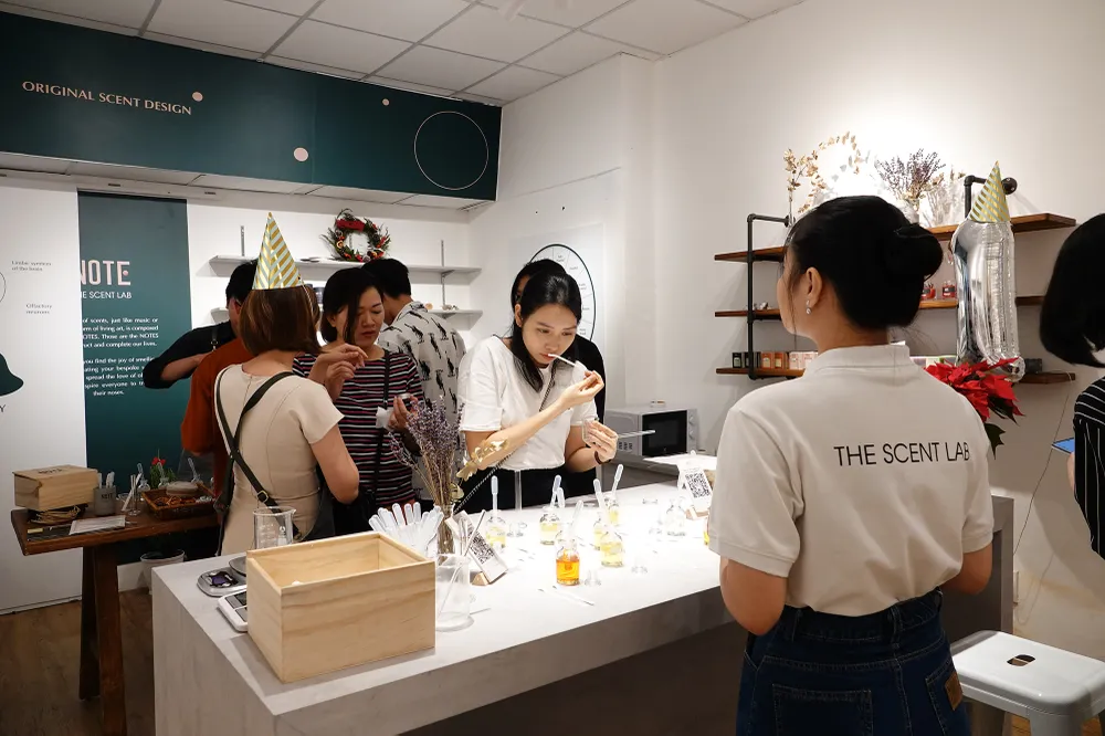 Tự tay làm nước hoa, sáp thơm “không đụng hàng” ảnh 8