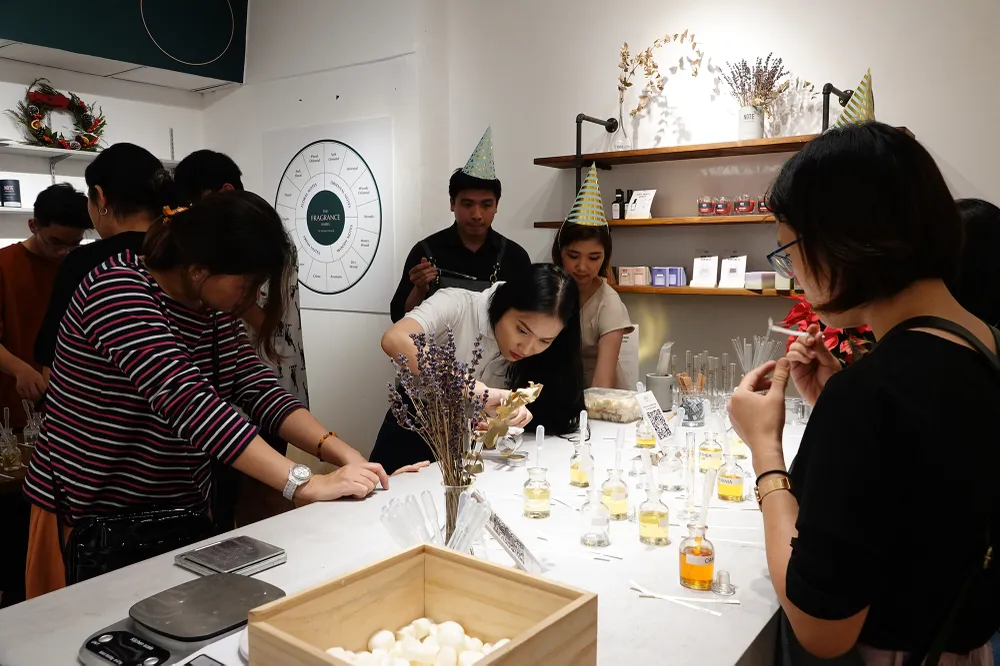 Tự tay làm nước hoa, sáp thơm “không đụng hàng” ảnh 9