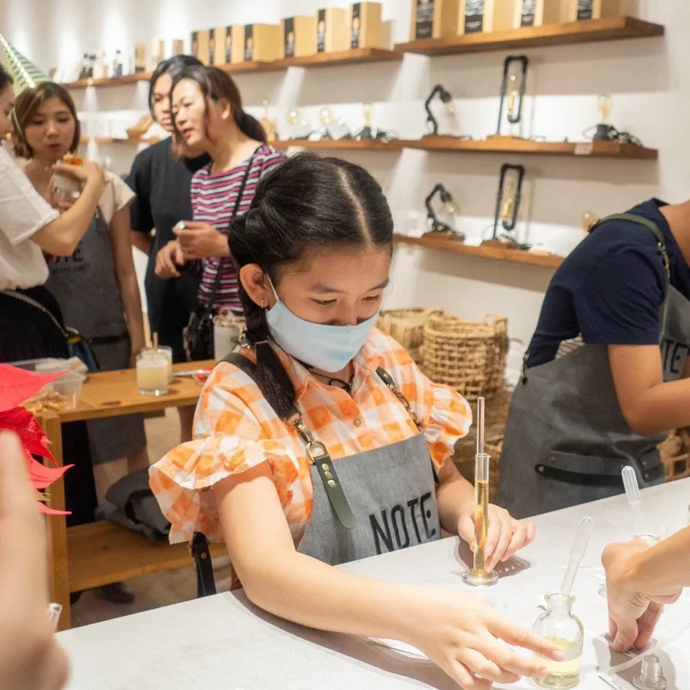 Tự tay làm nước hoa, sáp thơm “không đụng hàng” ảnh 2