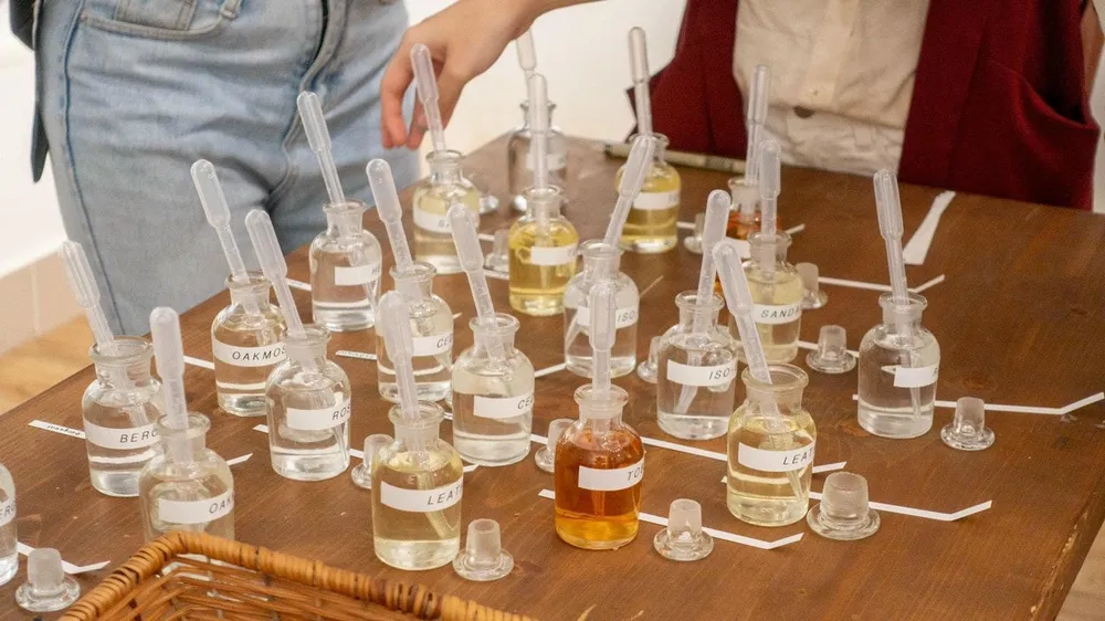 Tự tay làm nước hoa, sáp thơm “không đụng hàng” ảnh 4