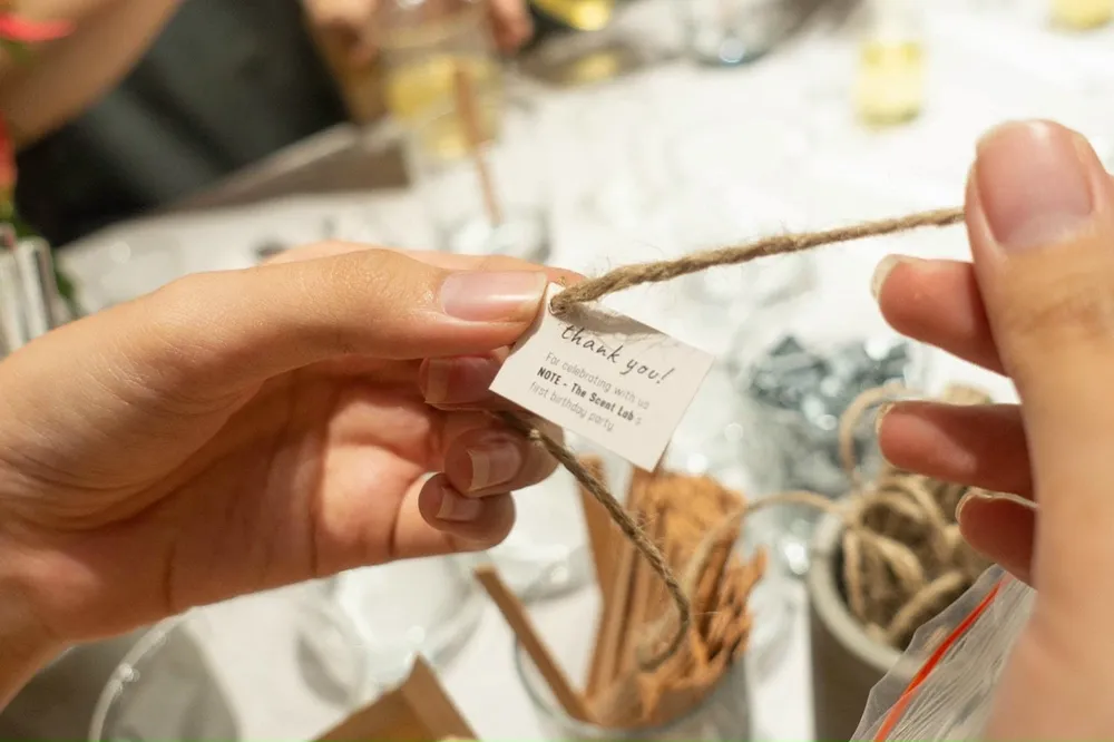 Tự tay làm nước hoa, sáp thơm “không đụng hàng” ảnh 5