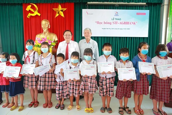 Tặng học bổng cho 100 học sinh tại Long An ảnh 1