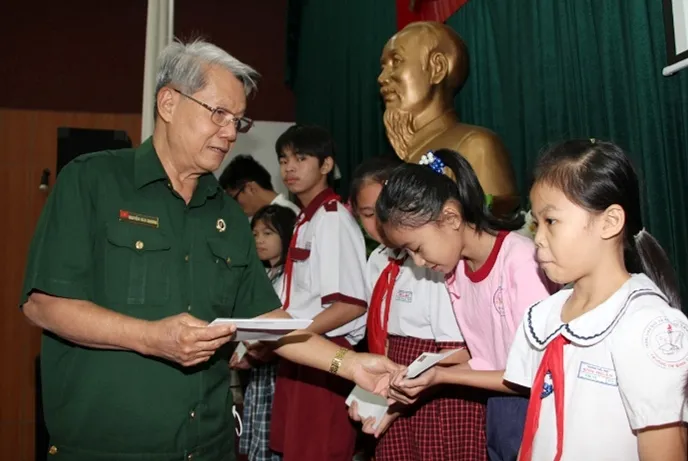 Tặng học bổng và quà tết cho học sinh, sinh viên TPHCM ảnh 1