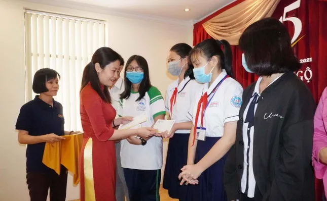 Tặng học bổng cho học sinh ở TPHCM, Tiền Giang ảnh 1