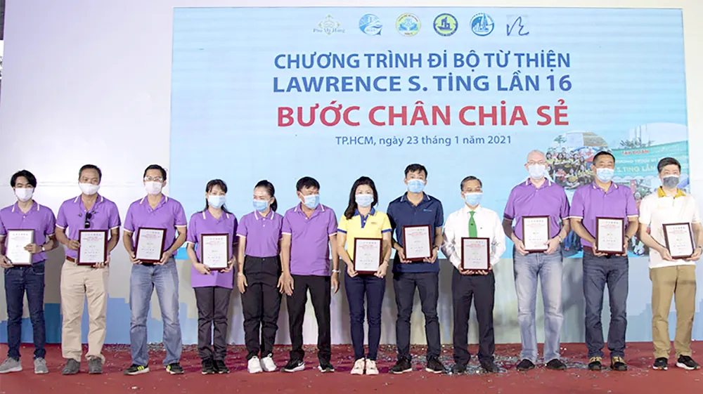 Hòa Bình 16 năm liên tiếp đồng hành đi bộ từ thiện Lawrence S.Ting ảnh 1