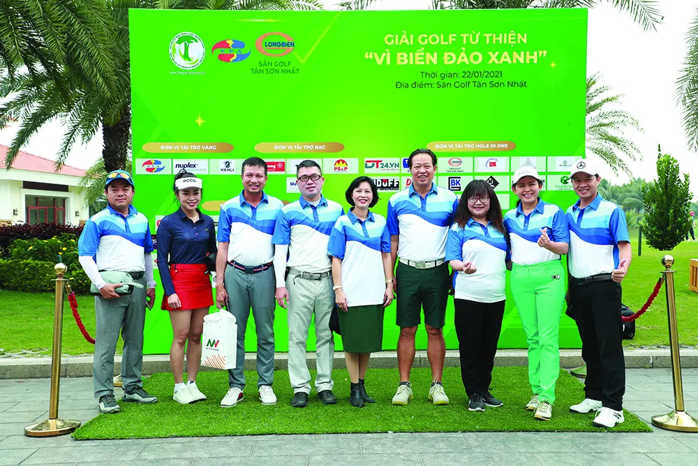 Ban tổ chức và các thành viên chụp hình lưu niệm trước giờ khai mạc 