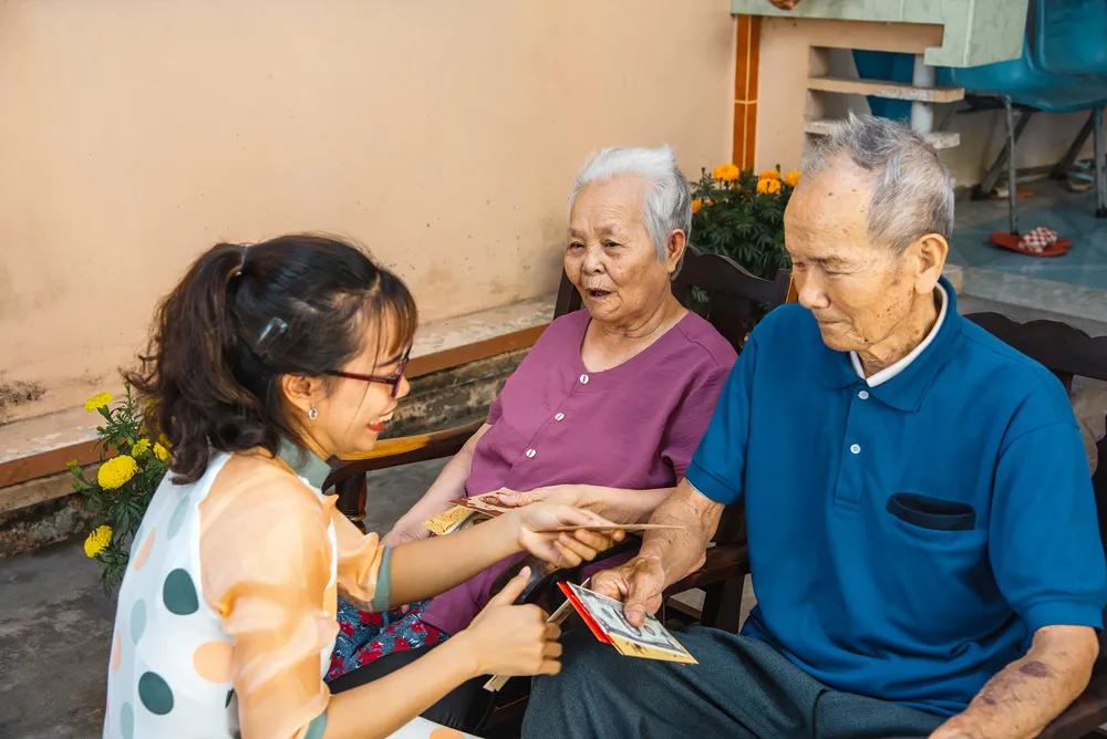 Báo hiếu cha mẹ không hẳn là chuyện tặng quà tết hay tiền mừng tuổi. Ảnh: THIÊN THANH