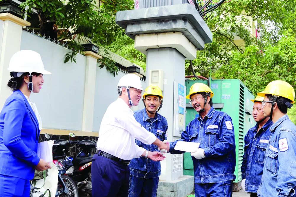 Đồng chí Phạm Quốc Bảo thăm hỏi, động viên công nhân thi công trạm biến áp