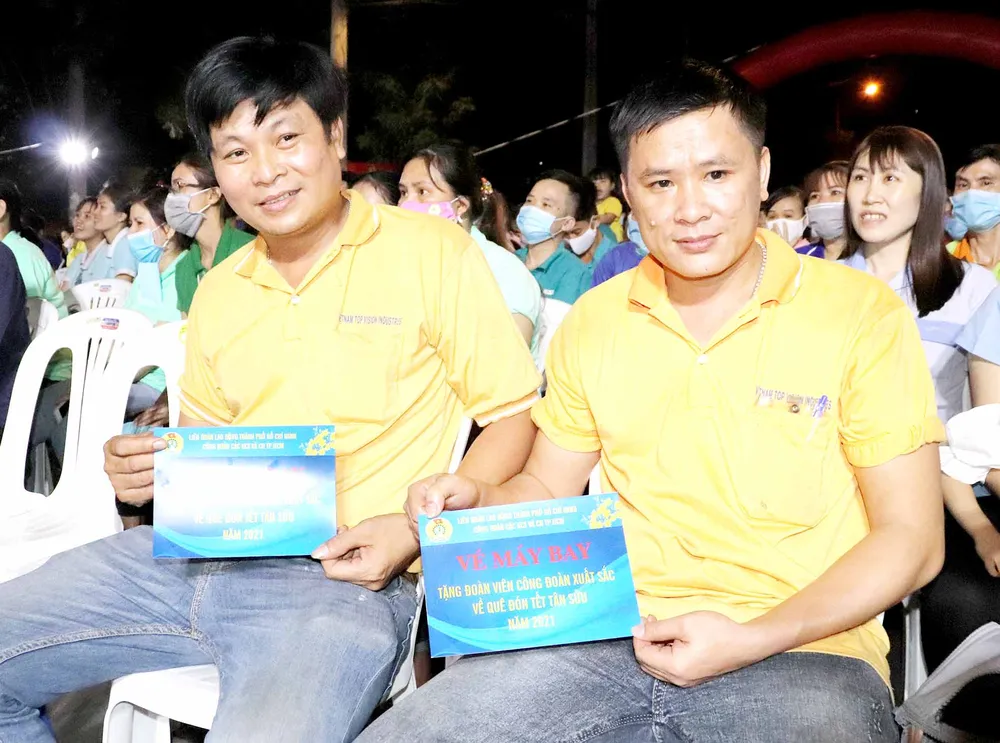 Niềm vui công nhân về quê ăn tết bằng máy bay ảnh 1