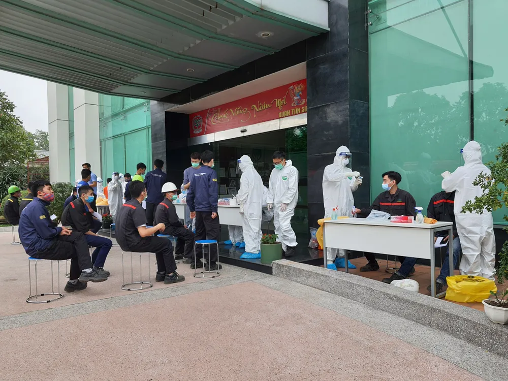Kiểm tra Covid-19 cho nhân viên trước khi quay lại làm việc sau kỳ nghỉ Tết Nguyên đán 2021 ảnh 2