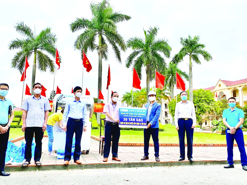 Hòa Bình ủng hộ 30 tấn gạo, chung tay xây dựng cây ATM gạo giúp đỡ đồng bào tại Hải Dương ảnh 1