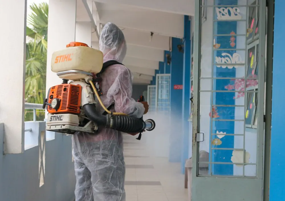 Trường THPT Nguyễn Du (quận 10)  vệ sinh, khử khuẩn toàn bộ  khuôn viên trường học từ giữa tuần qua. Ảnh: THU TÂM