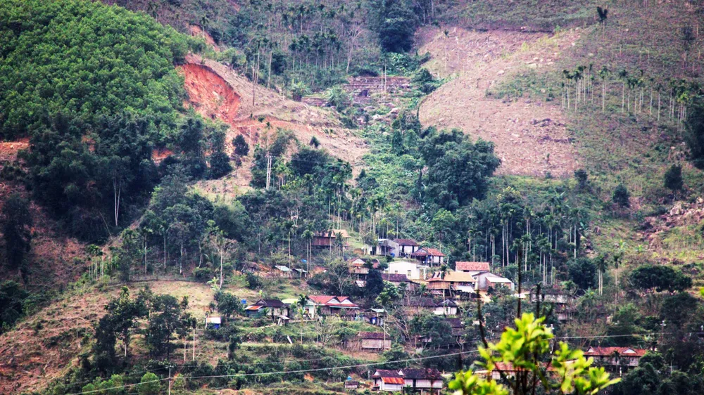 An cư nơi núi lở - Bài 1: Làng chạy ảnh 1