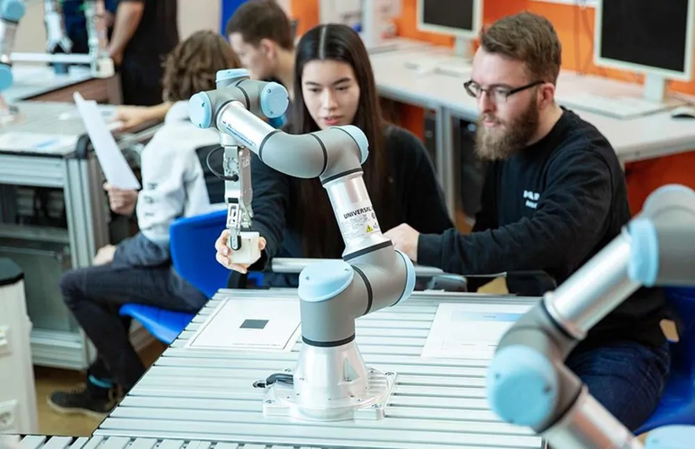 Một cobot đang hỗ trợ các sinh viên học tập