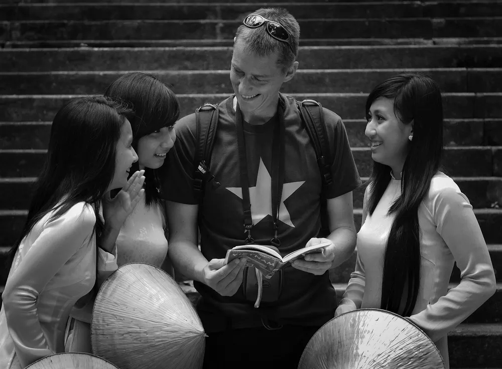 Những bông hoa trên khuôn mặt người ảnh 2