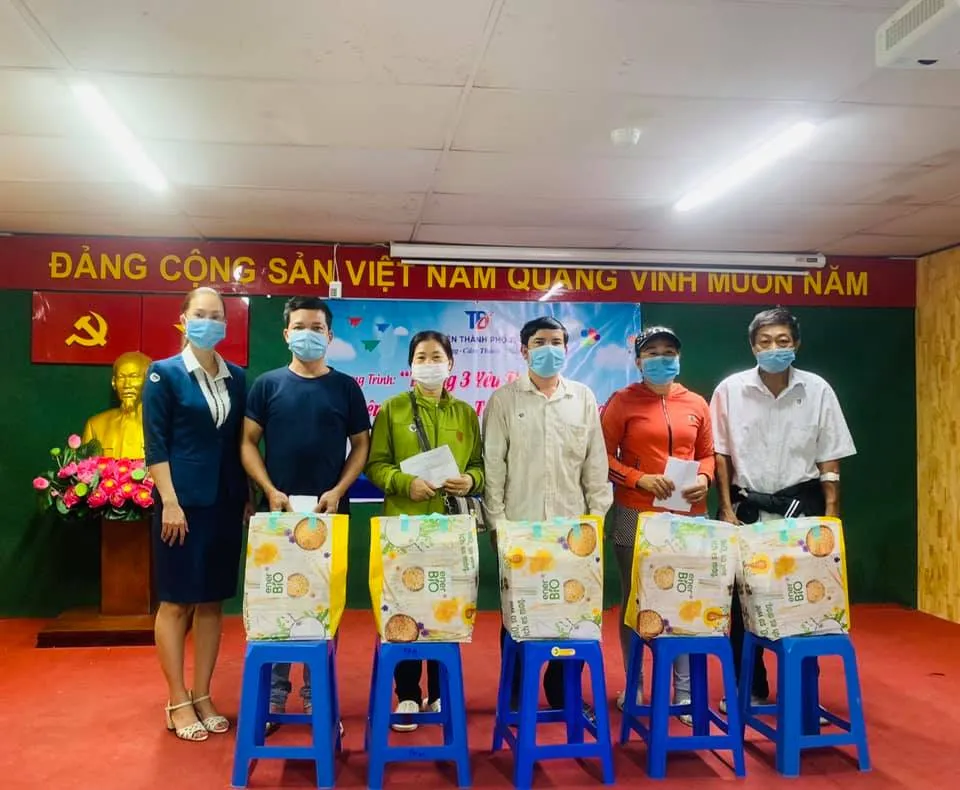 Bệnh viện TP Thủ Đức tổ chức chương trình thường niên “Tháng ba yêu thương” với các hoạt động thăm hỏi, tặng quà, cắt tóc miễn phí cho bệnh nhân nghèo. Ảnh: Bệnh viện TP Thủ Đức