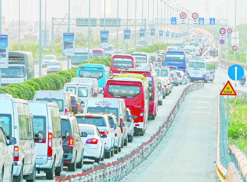 Giao thông cửa ngõ TPHCM quá tải ảnh 1
