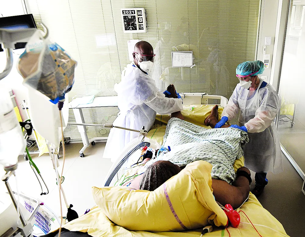 Các nước giàu tích trữ vaccine để tư lợi ảnh 1