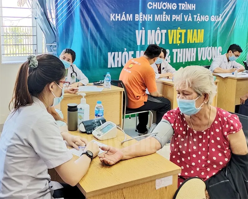 Người dân phường Thạnh Mỹ Lợi được tư vấn và khám chữa bệnh tại Văn phòng Đảng ủy và Khối Đoàn thể Khu Công nghiệp Cát Lái. Ảnh: Thanhuytphcm.vn