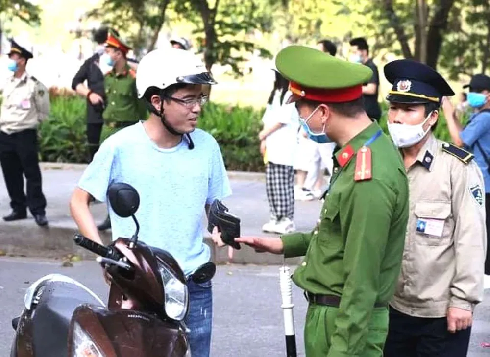 Bắt buộc đeo khẩu trang khi ra khỏi nhà  ảnh 1