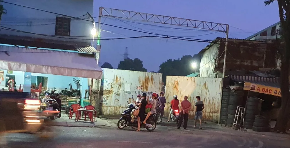 Bến xe “cóc” vẫn lén lút hoạt động ảnh 1