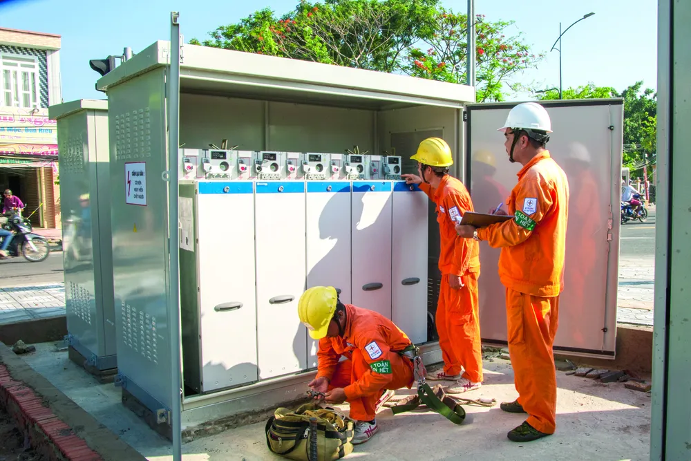 Sử dụng điện trong mùa mưa bão: Gặp sự cố điện, báo liền 19001006 hoặc 19009000 ảnh 1