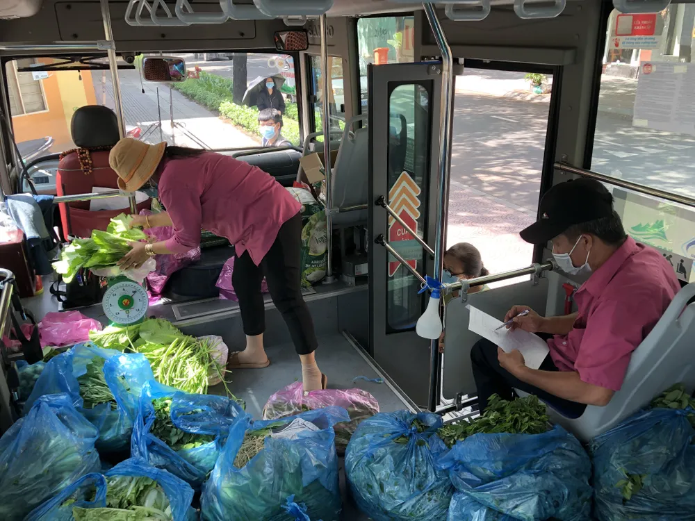 Siêu thị lưu động trên xe buýt