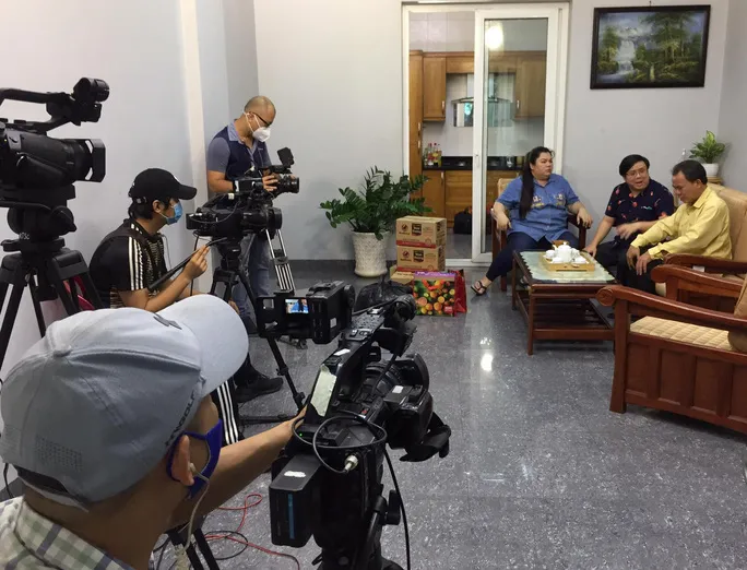 Các nghệ sĩ Nhà hát kịch TP HCM thực hiện tiểu phẩm "Nhớ đời thời Covid". Ảnh: NSCC