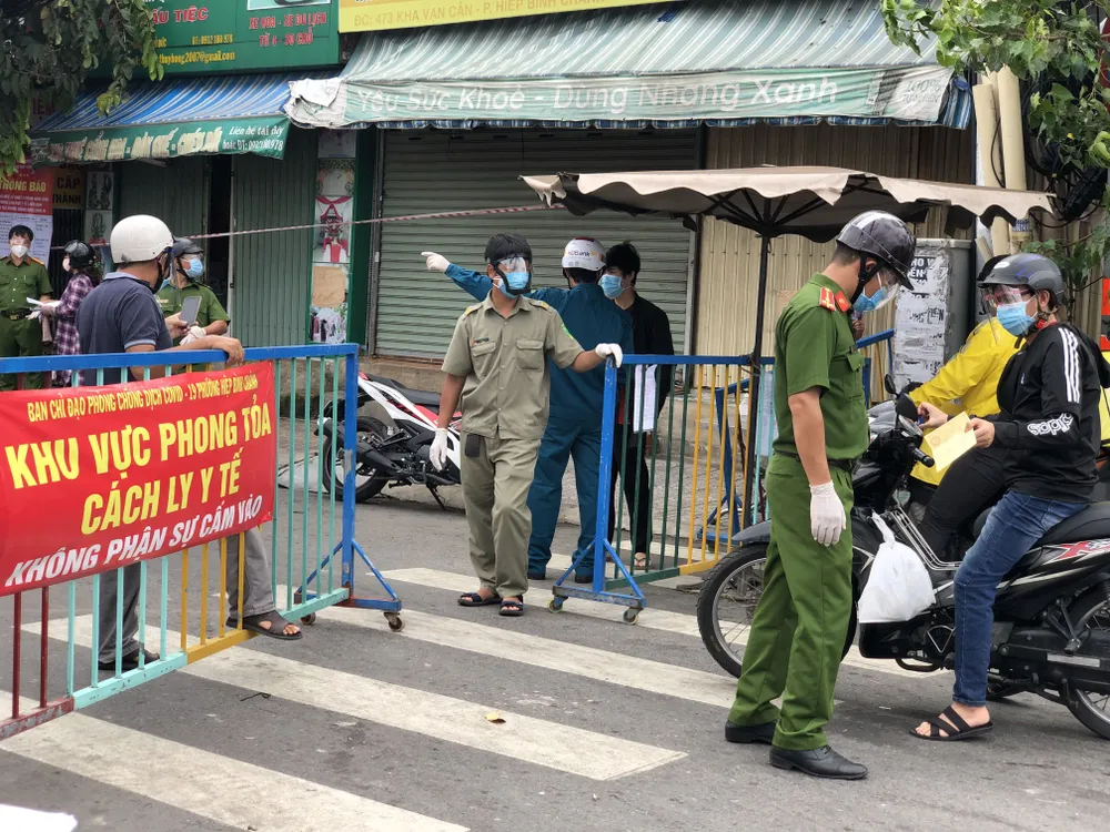 Kiểm soát nghiêm tại các khu phong tỏa ảnh 1