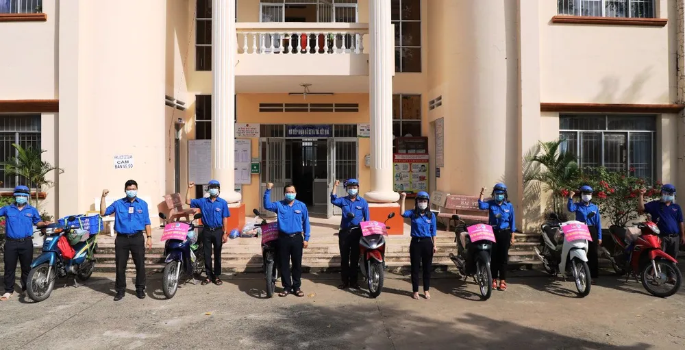 Các thành viên đội “shipper áo xanh”, phường 11, TP Cao Lãnh  hàng ngày đi chợ giúp bà con 