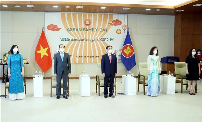 Bộ trưởng Bộ Ngoại giao Bùi Thanh Sơn và các đại biểu thực hiện nghi thức chào cờ ASEAN theo hình thức trực tuyến tại điểm cầu Hà Nội. Ảnh: TTXVN