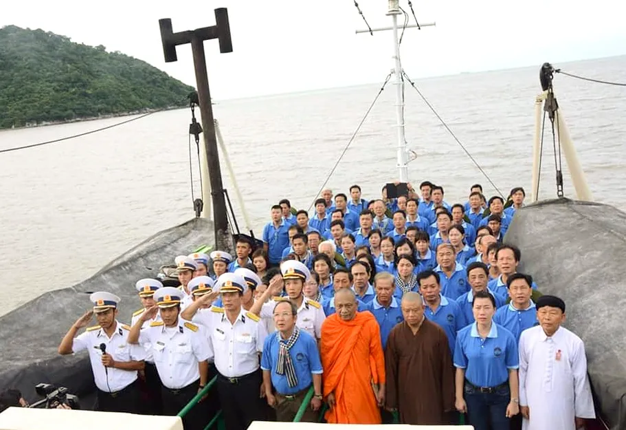 Chào cờ trên biển... ảnh 1