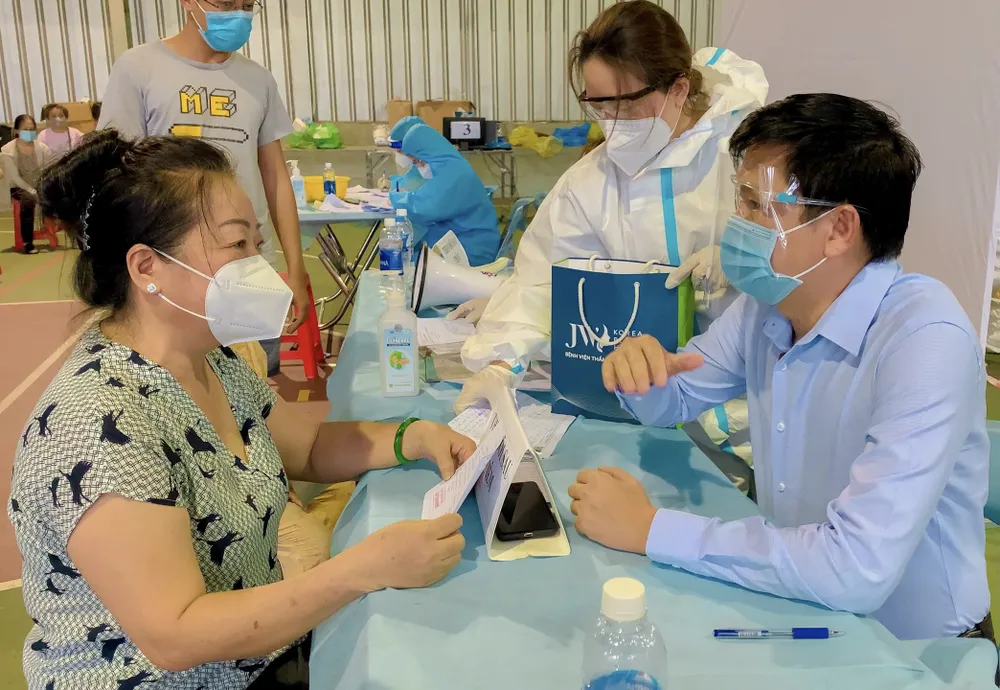 Bác sĩ “sửa lỗi” ngoại hình xông pha chống dịch ảnh 1