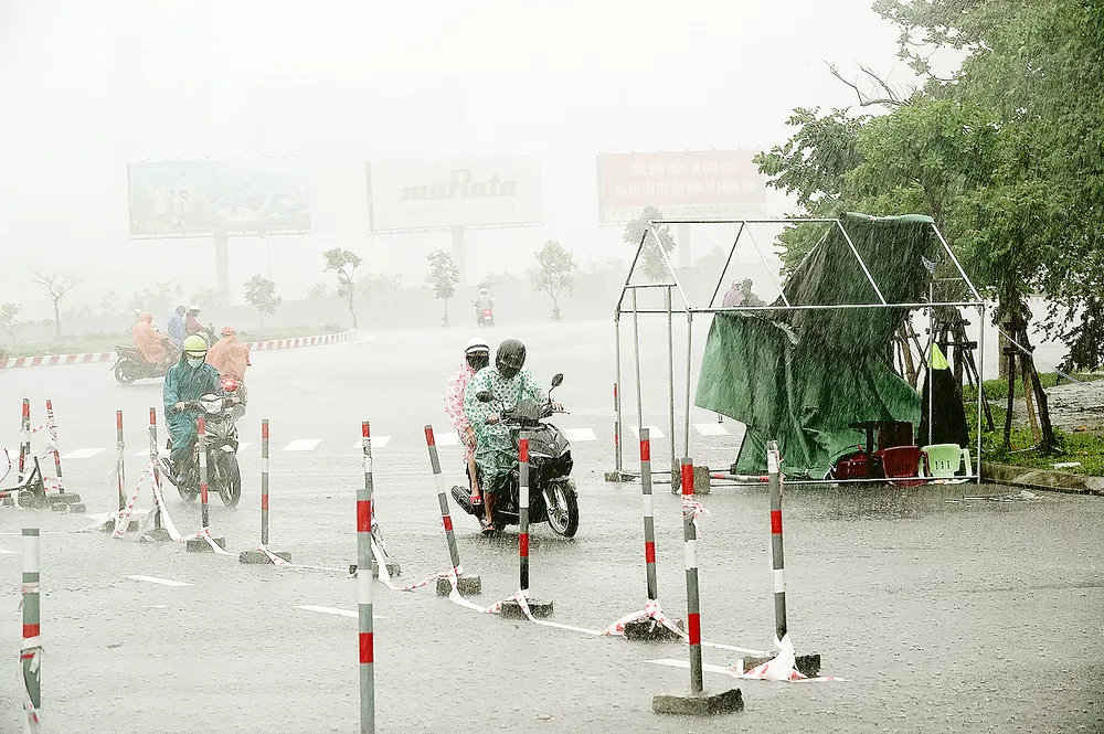 Ảnh hưởng của bão số 5: Nhiều tuyến giao thông bị chia cắt ảnh 1