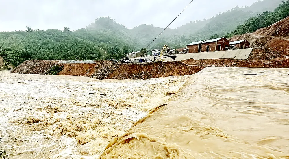 Ảnh hưởng của bão số 5: Nhiều tuyến giao thông bị chia cắt ảnh 2