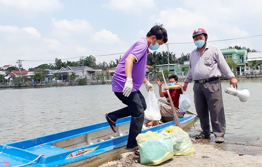 Hy sinh nơi tuyến đầu chống dịch - Bài 1: Tận tụy, quên mình ảnh 1