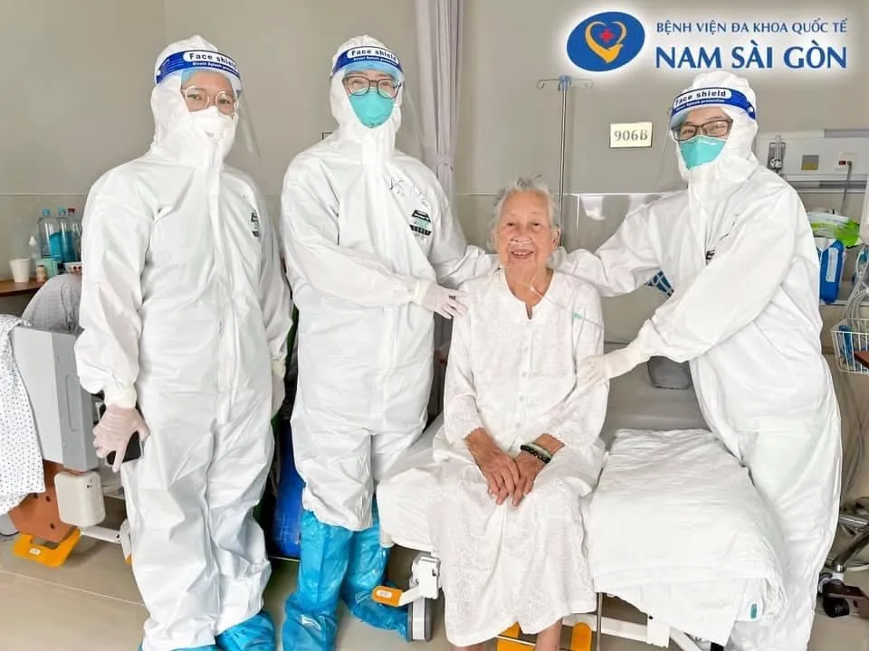 Cụ bà 89 tuổi xuất viện khỏe mạnh sau thời gian dài ngày điều trị Covid-19 ảnh 1
