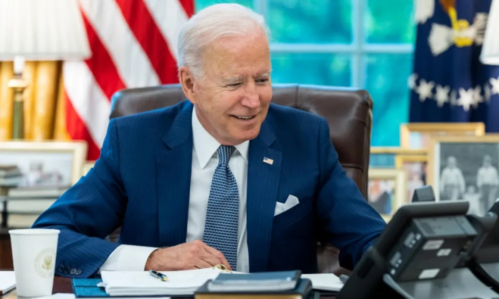 Tổng thống Biden trong cuộc điện đàm với người đồng cấp Pháp hôm 22-9. Ảnh: REUTERS