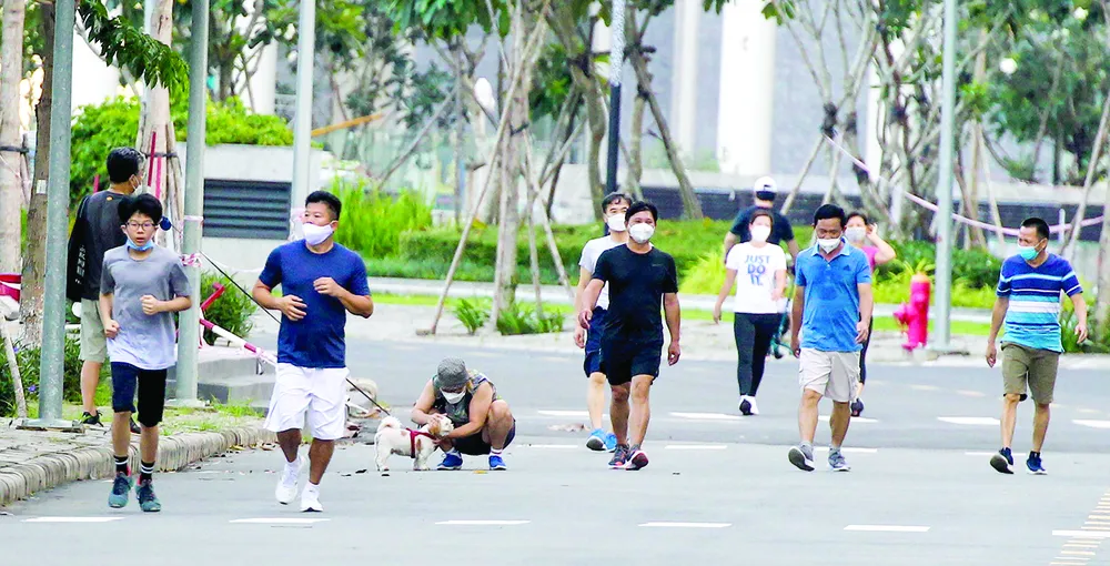 Kiểm soát ca mới, hạn chế tử vong để TPHCM thích ứng và phục hồi kinh tế ảnh 2