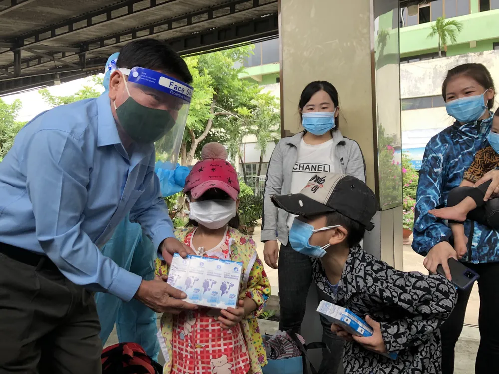 Chuyến tàu về quê nặng nghĩa tình ảnh 1