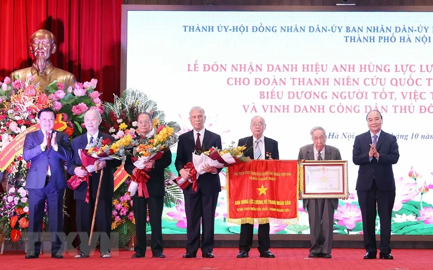 Chủ tịch nước Nguyễn Xuân Phúc trao tặng danh hiệu Anh hùng Lực lượng vũ trang nhân dân cho Đoàn Thanh niên cứu quốc Thành Hoàng Diệu. Ảnh: TTXVN