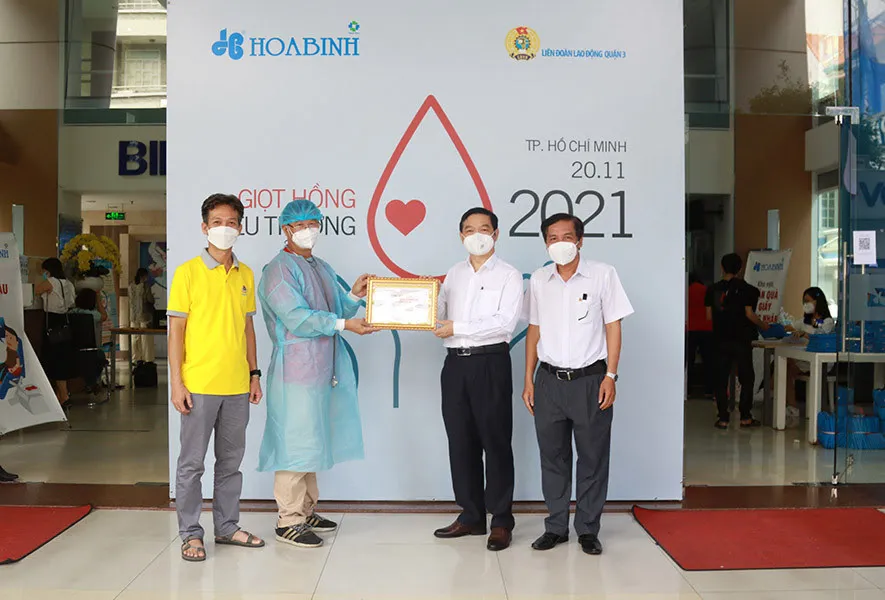 Ông Lê Viết Hải - Chủ tịch HĐQT Tập đoàn Xây dựng Hòa Bình (người thứ hai từ phải sang) cùng tham gia Ngày hội Hiến máu nhân đạo