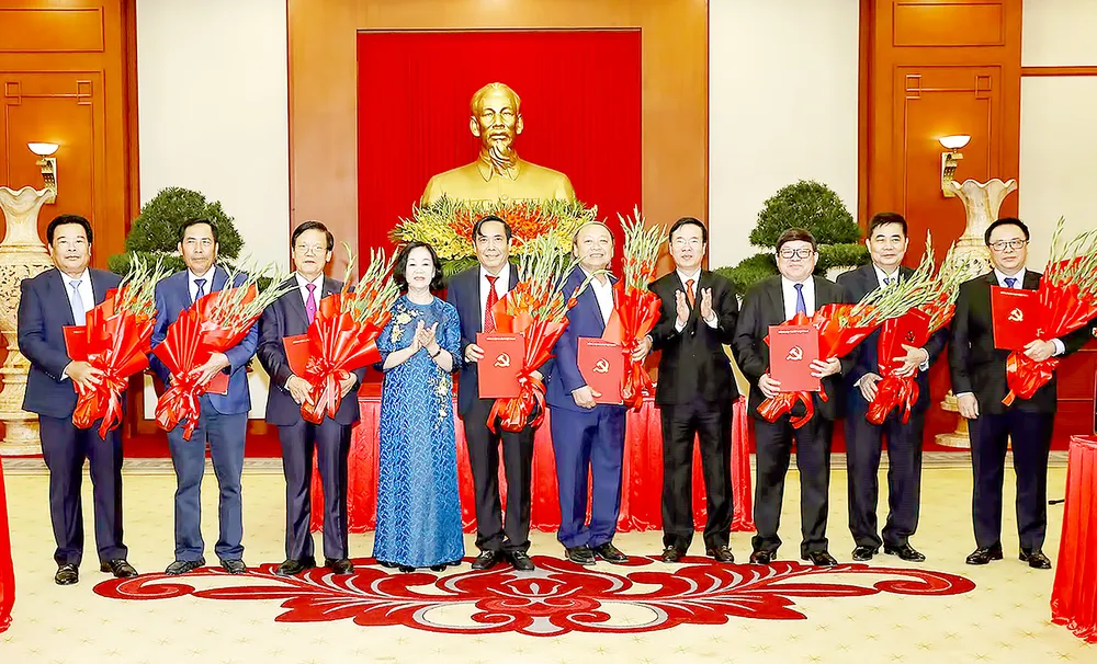 Trao quyết định nghỉ chế độ cho 28 Ủy viên Trung ương Đảng khóa XII không tái cử ảnh 1