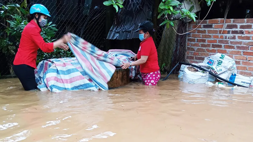 Miền Trung: Hàng ngàn nhà dân bị ngập lụt, sạt lở nhiều nơi ảnh 1
