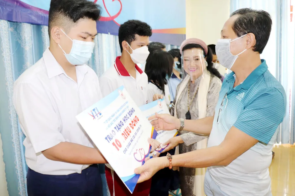 Trao 1,5 tỷ đồng hỗ trợ trẻ mồ côi do dịch Covid-19 ảnh 1