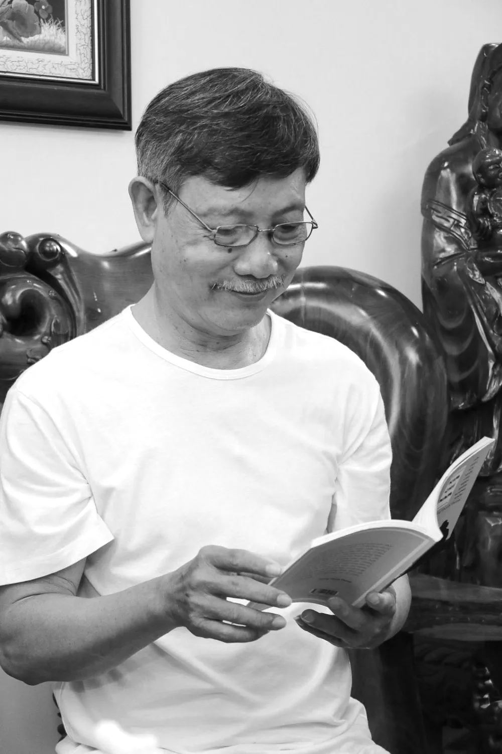 Tặng sách “Kim chỉ nam - Hồi phục sức khỏe cho bệnh nhân xương khớp” ảnh 1