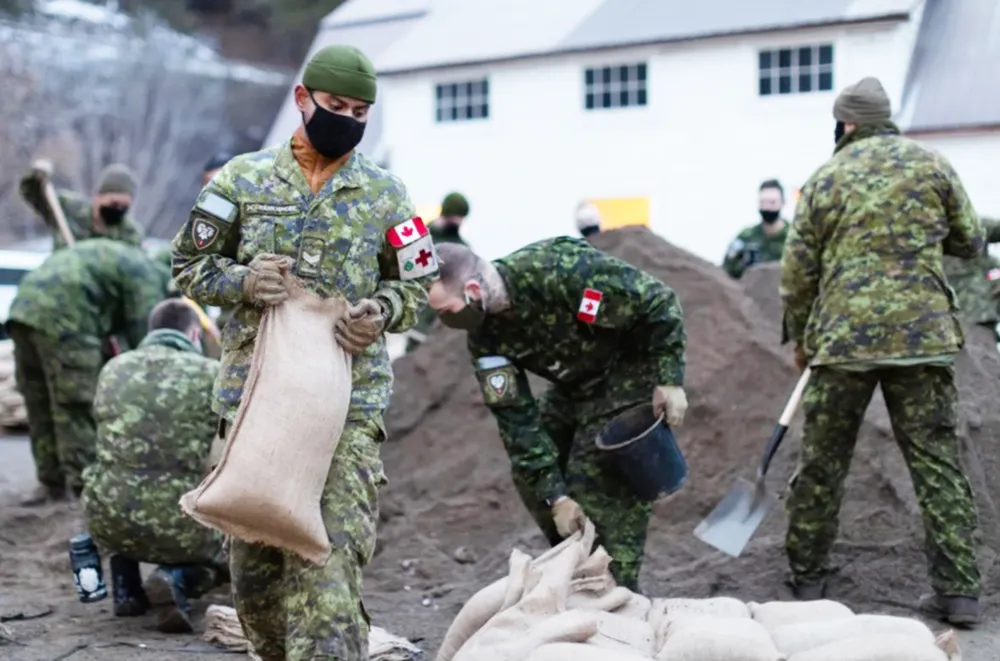 Binh sĩ Canada được triển khai để giúp người dân chống lũ