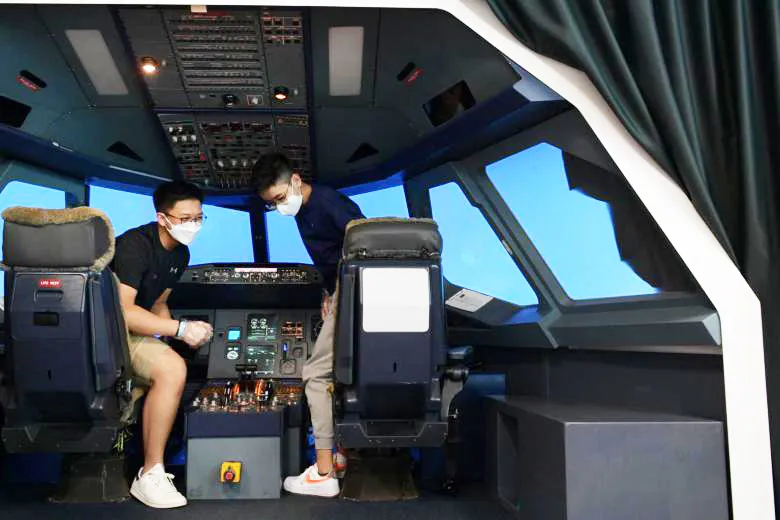  Học sinh tham quan buồng lái mô phỏng  tại Trường Ngee Ann Polytechnic